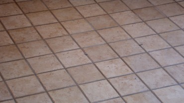 Dettaglio pavimentazione terrazza con gres porcellanato 15×15