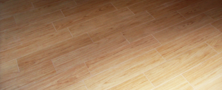 Dettaglio rivestimento pavimento con gres porcellanato finto legno
