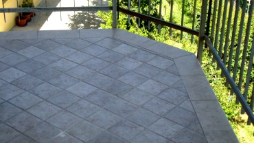 Dettaglio angolare di pavimentazione terrazza con gres porcellanato 15×15